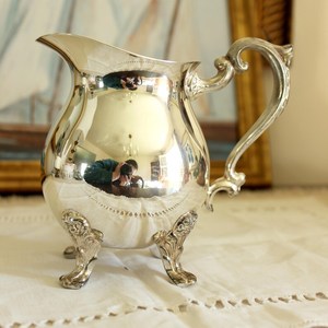 Cremera de Metal Hecha a Mano con un Elegante Diseño de Asa - Product Image 5