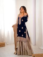 Ensemble Sharara avec de magnifiques broderies en fil et sequins, et dupatta avec bordure brodée, look féminin luxueux.