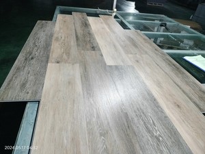 Suelo Vinílico de Plástico Resistente para Interiores, Tipo Parqué Moderno, con Sistema de Click, PVC de 5mm, con Capa Inferior SPC IXPE, para Uso en Escuelas y Hoteles, Venta al Por Mayor - Product Image 3