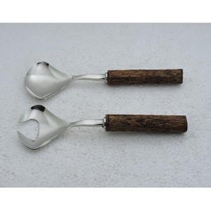 Ensemble de serveurs à salade en acier inoxydable argenté de style américain avec manche en écorce de bois, ustensiles de cuisine, cuillère à salade, fourchette, couverts - Product Image 1