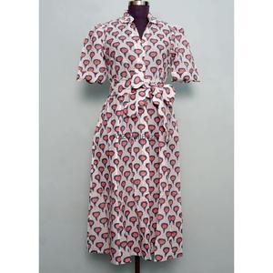 Robe midi décontractée avec col en V, manches courtes, design en A, ceinture à nouer, boutons décoratifs, tissu en coton respirant, pour un usage quotidien, pour femmes - Product Image 4