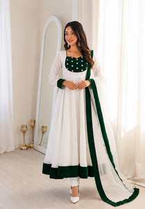 ชุดเดรส Anarkali ผ้าไหมแฟนดี้ งานปักลายฉลุและประดับเลื่อม พร้อมกางเกงและผ้าคลุมไหล่ ชุดสำเร็จรูปพร้อมสวมใส่ - Product Image 2