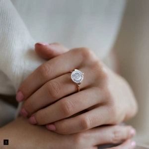 Elegante Anillo de Diamante Cultivado en Laboratorio con Corte Brillante Portugués de 2 Quilates, con Halo Oculto, Certificado IGI, Oro, Plata, Sostenible - Product Image 1
