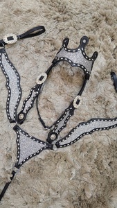 Ensemble de sellerie western pour cheval en cuir naturel souple, léger, personnalisé, argenté, orné de strass, avec têtière et plastron en forme de couronne - Product Image 2