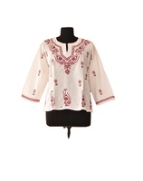 Mini Kurti en coton tissé à taille naturelle, manches longues, avec broderie sur le col et ouverture boutonnée sur le devant