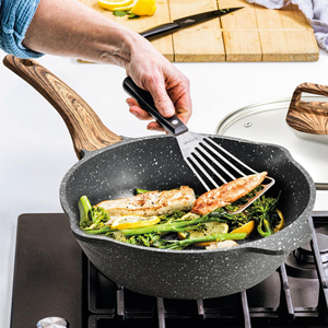 Wok antiadhésif robuste avec revêtement résistant aux rayures, poignée confortable et base solide pour une performance de cuisine durable - Product Image 4