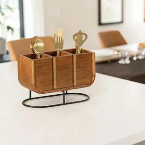 Juego de cubiertos de madera de tres columnas con base de metal, ideal para exhibir en la cocina, mesas de restaurante, cafeterías y mesas de comedor. - Product Image 2