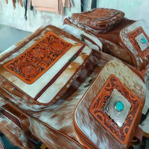 กระเป๋าเป้สะพายหลังหนังวัวแท้สไตล์วินเทจ งานแฮนด์เมด ดีไซน์แบบอินเดียนโรดิโอ พร้อมซิปและพู่ห้อย สำหรับเดินทาง  ขายดีอันดับต้นๆ สำหรับสาวๆ ที่ชอบสไตล์คาวเกิร์ล - Product Image 2