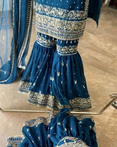 Ensemble prêt-à-porter composé d'un haut en georgette orné de broderies Zari et de dentelle fantaisie, avec un sharara et un dupatta, conçu par Designer Sequence Work. - Product Image 3