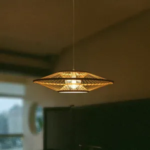 Luminaire suspendu en rotin naturel tissé pour la décoration du plafond de la maison, éclairage intérieur et design d'intérieur - Product Image 1