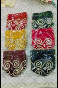 ชุดกระเป๋าปักลายทำมือ 6 ใบ สีสันสดใสสำหรับงานเทศกาล ประดับมุกและดิ้นทอง เหมาะสำหรับเป็นของชำร่วยงานแต่งงาน - Product Image 2