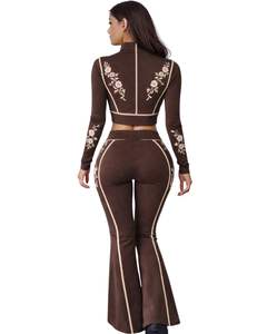 Conjunto de yoga de dos piezas para mujer, color marrón, top corto con cremallera y pantalones acampanados de cintura alta con bordado floral, ropa deportiva para gimnasio, fabricante personalizado. - Product Image 2