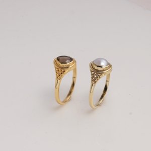 Bague en laiton électroplaqué 5x7mm avec pierre précieuse ovale et perle, taille fixe, style minimaliste classique, bague statement faite à la main, bijoux pour femmes - Product Image 3