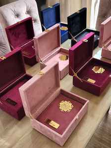 Caja de Corán de Terciopelo Rosa con Diseño Islámico Dorado, Estuche de Almacenamiento de Corán de Madera de Lujo con Nombre Personalizado - Product Image 5