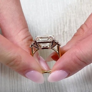 Anillo de compromiso de cinco piedras con diamante cultivado en laboratorio de corte Asscher de 9.5 quilates y oro amarillo de 14 quilates con claridad D-E-F VVS-VS certificada por IGI - Product Image 5