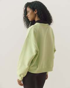 Sudadera Corta Personalizada para Mujer, Sudadera de Algodón y Felpa de Alta Calidad, Sudadera con Cuello Redondo, Sudadera Premium para Mujer - Product Image 2