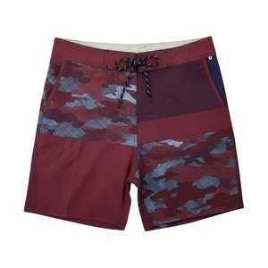 Short de bain léger et respirant à séchage rapide, anti-UV, à rayures rouge bordeaux et blocs de couleur, idéal pour la natation et la plage - Product Image 1