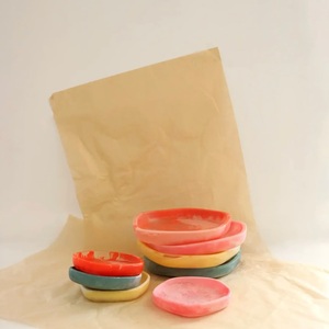 Vaisselle contemporaine écologique en résine polie – Bols, assiettes et ustensiles de cuisine pour servir pâtes, salades et pour les occasions festives – Personnalisable - Product Image 1