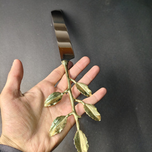 Juego de cubiertos clásico de 5 piezas con mango dorado con diseño de espiral. Cuchara de té, tenedor para ensalada, tenedor para cena, cuchillo para cena y cuchara para cena - Product Image 3