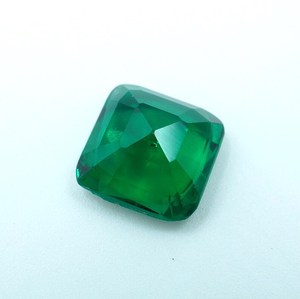 พลอยมรกตแซมเบียเพาะเลี้ยงในห้องปฏิบัติการ HAYAAT GEMS น้ำหนัก 2.20 กะรัต รูปทรงคุชชั่นเจียระไน พร้อมเอฟเฟกต์เปลี่ยนสี ขนาด 8x8x4 มม. สำหรับทำเครื่องประดับ - Product Image 4