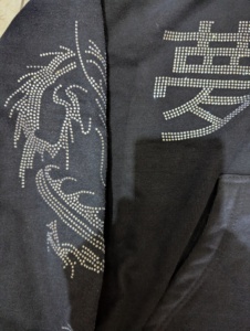 เสื้อฮู้ดดี้ผู้ชายสีดำแบบซิปหน้า แต่งตัวอักษรลายมังกรด้วยเพชรเทียมที่แขนเสื้อ ผ้าเฟรนช์เทอร์รี่ สกรีนโลโก้ได้ตามต้องการ สไตล์สตรีทแวร์ เสื้อกันหนาว - Product Image 4