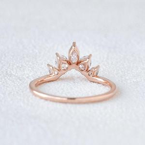 Élégantes bagues de mariage vintage en argent sterling plaqué or rose, serties de cinq moissanites incolores taille brillant, parfaites - Product Image 4
