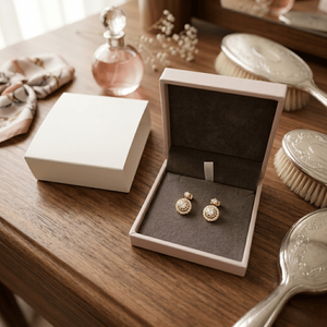 Boîte à bijoux en carton ondulé personnalisée avec fermeture magnétique |   Insert en éponge, emballage cadeau gaufré avec laminage mat, recyclable et portable - Product Image 1