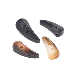 Botones de Resina Plástica de Alta Calidad con 2 Agujeros de Diferentes Tamaños para Abrigos - Product Image 4