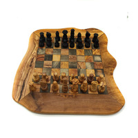 Jeu d'échecs artisanal en bois à bord naturel avec plateau au design organique unique et pièces sculptées – Élégant jeu de stratégie pour le plaisir en famille