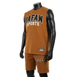 Conjunto de camiseta sin mangas y pantalones cortos para hombre, de algodón grueso, color marrón, con logotipo bordado en aplique. - Product Image 4