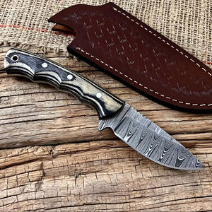 Couteau à lame fixe EDC en damas forgé sur mesure, manche en bois Pakka, étui en cuir, couteau de chasse et de dépecage OEM à lame pleine - Product Image 1