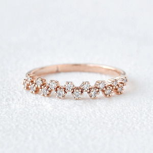 Anillo Apilable de Oro Rosa con Diamantes Florales Cultivados en Laboratorio - Product Image 1