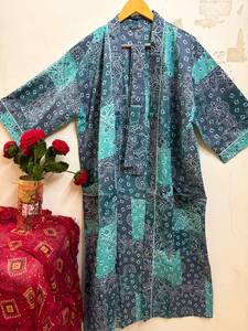 Bata de algodón ligera y transpirable para mujer con cuello en V floral, cierre con cordón y manga 3/4 - Estilo bohemio para spa, playa y descanso - Product Image 2