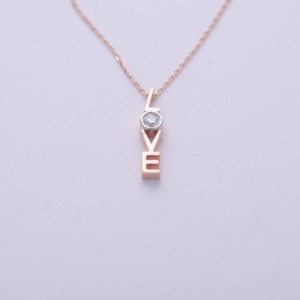 จี้เพชรเลี้ยงในห้องปฏิบัติการรับรองโดย IGI รูปคำว่า “LOVE” ประดับด้วยทองคำ 18K สีโรสโกลด์/สีเหลืองและสีขาว สร้อยคอโรแมนติกแบบมินิมอลสำหรับผู้หญิง - Product Image 6