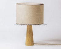 Lampes de table élégantes et modernes en bois faites à la main, style pop art, avec détails sculptés, finition polie et abat-jour personnalisés