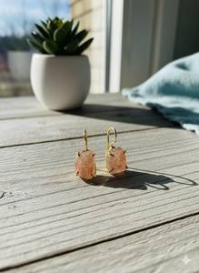 Boucles d'oreilles pendantes minimalistes en argent sterling 925 plaqué or 14 carats avec pierre brute de cristal vert, bijou cadeau pierre de naissance - Product Image 3