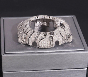 Reloj Dvars Diamond GA30 para Hombre, Diseño Personalizado, Bisel Plateado, Acabado Brillante, Diseño Moderno, Reloj de Lujo con Diamantes Cultivados en Laboratorio, Fecha Automática - Product Image 4