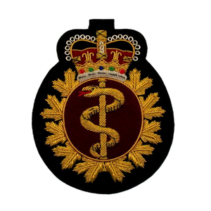 Écusson brodé à la main avec emblème couronne, fil métallique doré, applique décorative, badge personnalisé, écusson brodé pour insignes - Product Image 1
