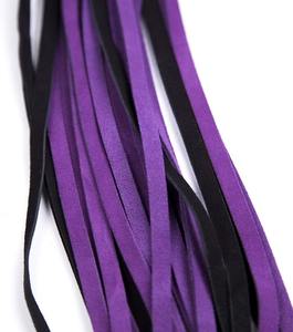 Flogger en cuir violet de qualité supérieure pour couples – Fouet BDSM de luxe pour jeux sensuels, exploration érotique et aventures fétichistes - Product Image 3