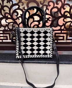 Nuevo Bolso de Mano Tallado a Mano, Bolso de Cuero Auténtico, Colección Elegante, Bolso de Cuero Genuino con Forro - Product Image 1
