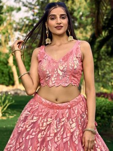 Vestido de Dama de Honor de Organza Rosa Bordado, Cuello en V, Sin Mangas, Estilo Clásico, Largo hasta el Suelo - Product Image 3