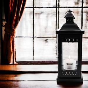 Farol de Hierro y Vidrio de Estilo Clásico con una Vela, Farol Colgante de Hierro Negro para Decoración del Hogar - Product Image 1