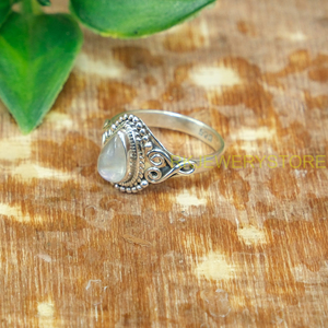 Bague en argent sterling 925 faite à la main avec pierre de lune |   Bague Statement en Pierre de Lune Arc-en-ciel Naturelle |   Bijoux vintage bohèmes en argent pour unisexe - Product Image 6