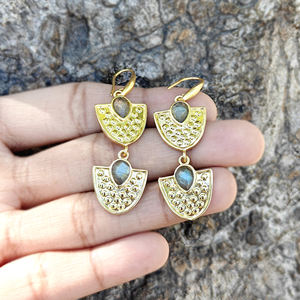 Pendientes de moda para mujer, de labradorita natural con corte de pera, doble piedra preciosa, colgantes, de latón chapado en oro de 18k, con gancho de diseño. - Product Image 4