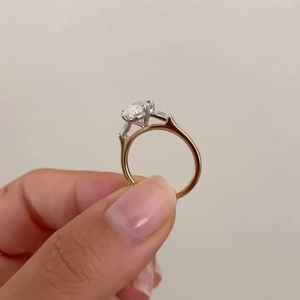 Anillo de Compromiso de Oro Sólido de 14K con Tres Diamantes Naturales Ovalados de 1.01CT G VS2, Certificados de Lujo, con Piedras Laterales en Forma de Baguette - Product Image 2