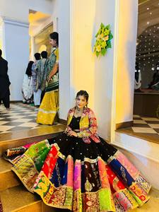 Ensemble de robe traditionnelle indienne brodée pour femmes avec lehenga choli en patchwork coloré, coupe ample, longueur au sol, tenue de mariage - Product Image 4