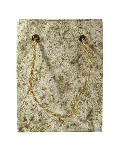 Sac en papier artisanal écologique en coton recyclé imprimé batik doré avec poignées en papier artistique et cordons métalliques pour présentoir de cadres photo - Product Image 1