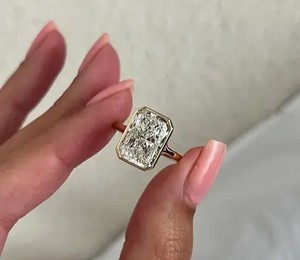 Bague de déclaration de luxe en diamant taille brillant radiant avec halo pavé, collection de joaillerie fine pour fiançailles, mariage et anniversaire - Product Image 1