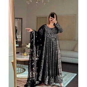 Atractivo Vestido de Georgette con Bordado de Lentejuelas y Dupatta en Negro - Product Image 1
