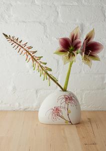 แจกันเซรามิกตกแต่งลายดอกไม้สไตล์ศิลปะ พร้อมดีไซน์โค้งมนที่เป็นเอกลักษณ์ ผิวสัมผัสนุ่มแบบด้าน และลวดลายดอกสีชมพู สำหรับตกแต่งภายในสไตล์โมเดิร์น - Product Image 3